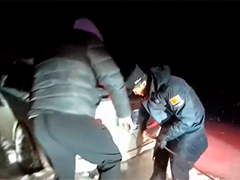 新疆塔城 暴雪致车辆人员被困 民警冒雪救援