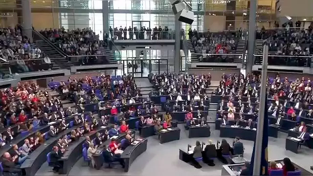德国政坛陷入动荡 德总理与最大在野党党首激烈交锋