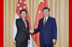 习近平会见新加坡总理
