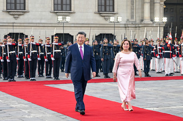 习近平出席秘鲁总统举行的欢迎仪式