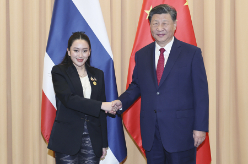 习近平会见泰国总理