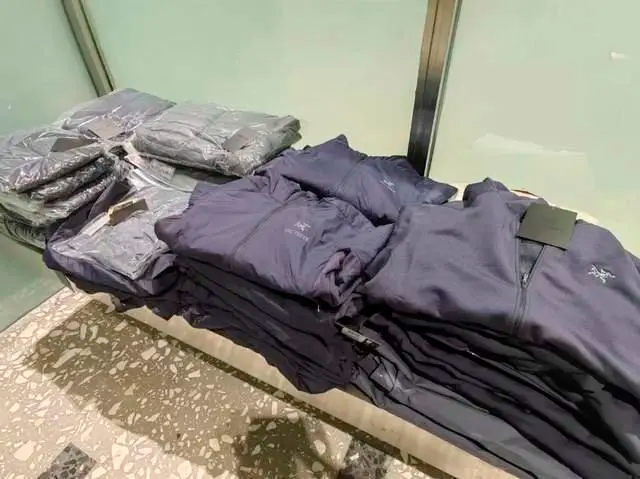 带79件大牌冲锋衣入境 海关严打走私