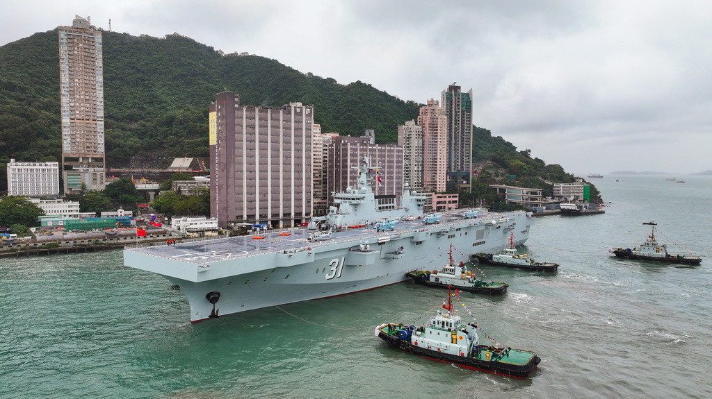 海南舰和长沙舰抵达香港访问
