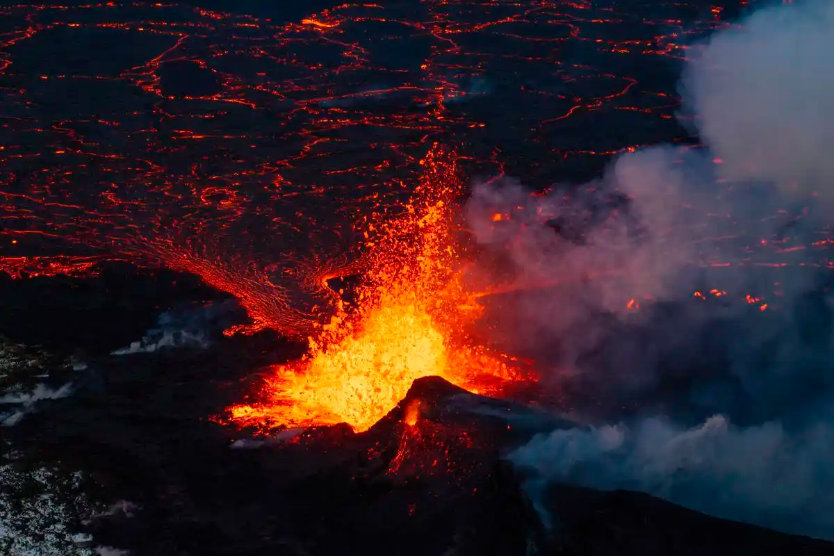 冰岛雷恰角半岛发生近一年以来第7次火山喷发