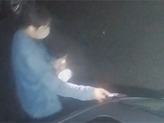 私家车后视镜被贴“擦边”小广告 竟是电诈引流圈套