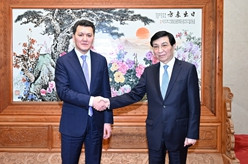 王沪宁会见哈萨克斯坦国务顾问