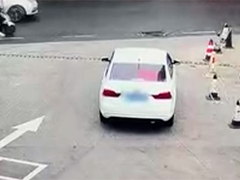 贵州黔西 忘记拉手刹 车辆溜车酿车祸