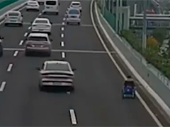 宁波高架惊现电动轮椅 交警及时救助除险情