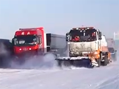 甘肃路面积雪结冰致车辆滞留
