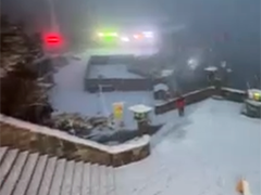 泰山迎来今冬首场降雪 景区目前暂停开放