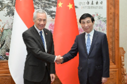 王沪宁会见新加坡国务资政