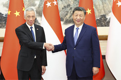 习近平会见新加坡国务资政