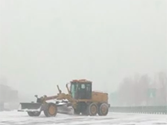 黑龙江 多地暴雪 各部门积极行动清冰除雪保畅通