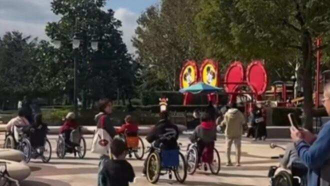 上海迪士尼电动轮椅数量猛增 影响体验带来安全隐患
