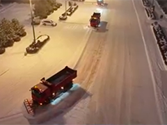 黑龙江黑河 昼夜清雪除冰保通畅