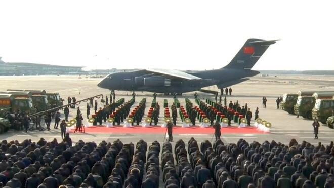 第十一批在韩中国人民志愿军烈士遗骸回国 军机护航 礼兵为伴 迎接英雄回家