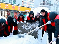 黑龙江黑河 步行街变“雪人街”冬日乐趣引游人