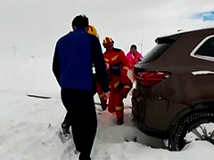 新疆赛里木湖景区 3车6人被困雪中 消防前往救援