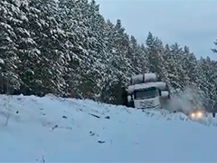 内蒙古呼伦贝尔:积雪致车辆人员被困 消防紧急救援