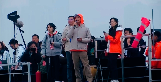 福建泉州：蔡国强烟花秀大量无人机坠落