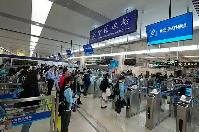 广东深圳湾口岸 超四成旅客“刷脸通关” 人均10秒