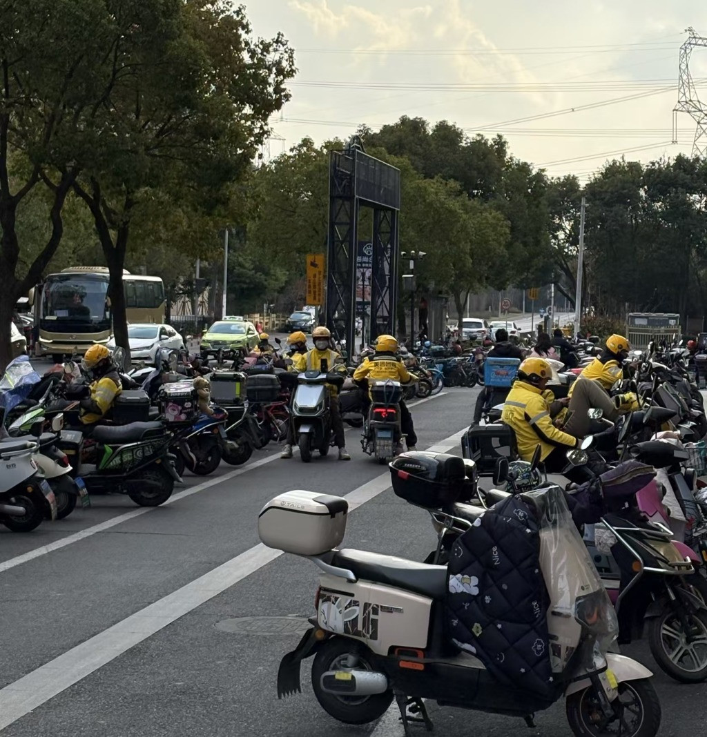 上海某外卖平台试点防疲劳新规 骑手日跑单超12小时将被“强制下线”