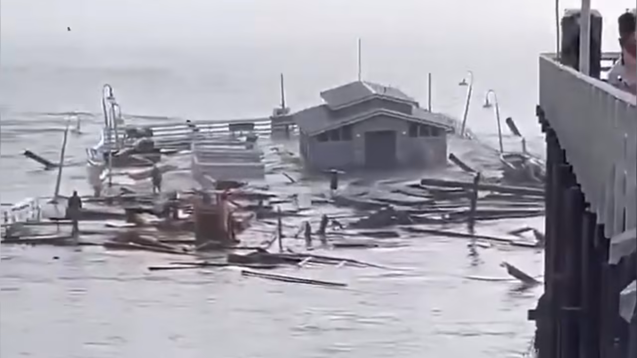 美国西海岸一座码头部分垮塌 三人落海