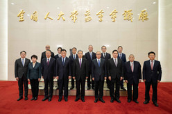 赵乐际向第六任全国人大常委会澳门特别行政区基本法委员会组成人员颁发任命书