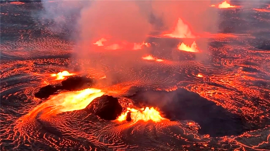 美国 夏威夷基拉韦厄火山喷发进入第三天
