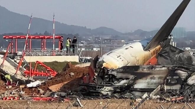 韩国一客机着陆时冲出跑道碰撞起火 177人遇难