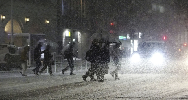 受年末寒潮影响 日本北部多地大雪持续