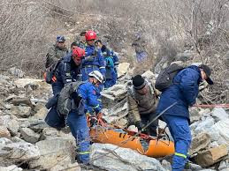 男子登山摔骨折 蓝天救援队13小时不间断营救