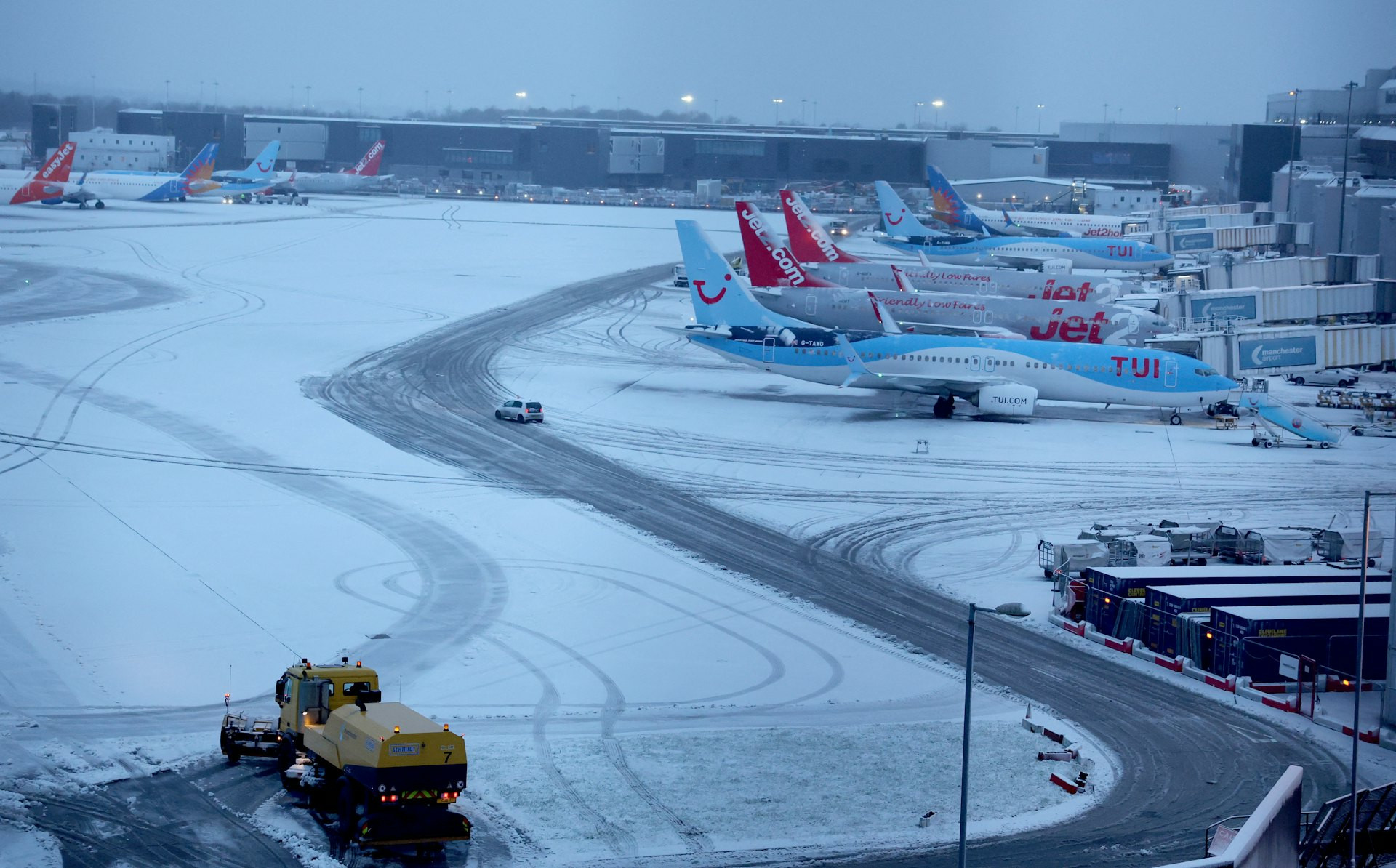受大雪影响 英国多个机场一度关闭跑道