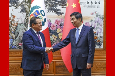王沪宁会见秘鲁国会主席