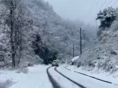 贵州瓮安 强冷空气影响普降大雪 部分道路积雪结冰