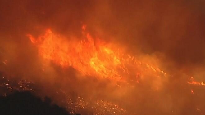 美国加州山火致11人死亡 洛杉矶县进入卫生紧急状态