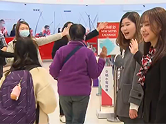 香港农历新年封红包 市民排长队换新钞