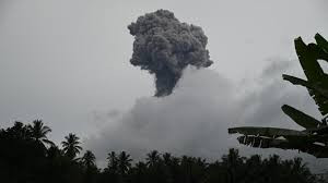 印尼伊布火山多次喷发 火山灰柱最高达3000米