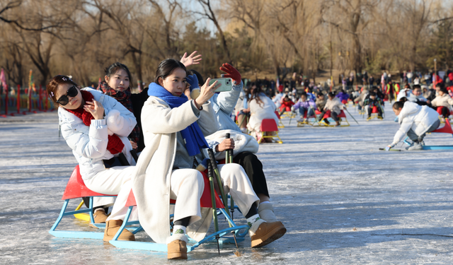北京圆明园冰雪场陆续开放 将持续到2月上旬