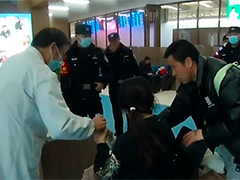 上海 男童惊厥险咬舌 辅警徒手抵牙关