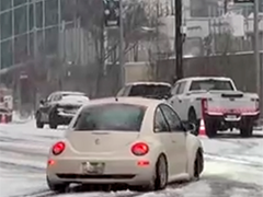 冬季风暴袭击美国南部 多地出现罕见雪景