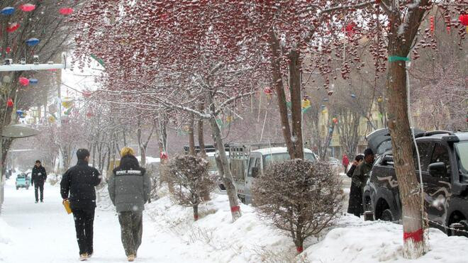 乌鲁木齐出现降雪 积雪厚度约4厘米