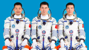 中共中央 国务院 中央军委关于给叶光富颁发“二级航天功勋奖章” 授予李聪、李广苏“英雄航天员”荣誉称号并颁发“三级航天功勋奖章”的决定