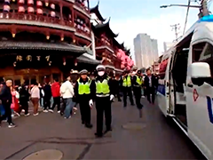 上海豫园赏灯突发疾病 交警护航患者就医