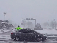 山东威海 清雪除冰 护航春运返程路
