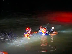 上海浦东 车辆落水2名老人被困 消防紧急破窗救援