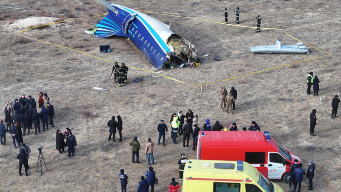 阿塞拜疆航空客机因外力撞击受损而坠毁 机身多处被异物击穿