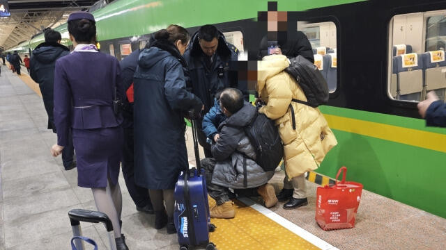 4岁男童掉入站台缝隙 各方合力紧急施救