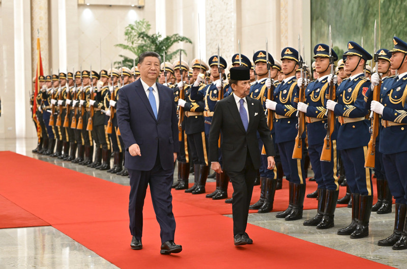 习近平举行仪式欢迎文莱苏丹访华