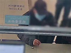“天降红包”拾金不昧 老伯丢钱浑然不觉